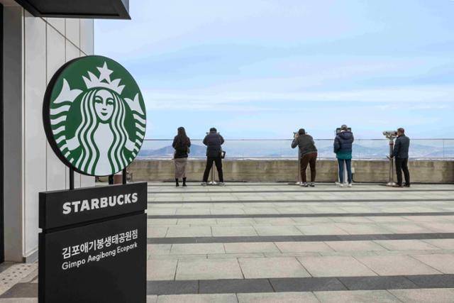 경기 김포시 월곡면에 위치한 스타벅스 김포애기봉생태공원점 입구에서 고객들이 북한 땅을 바라보고 있다. . 연합뉴스
