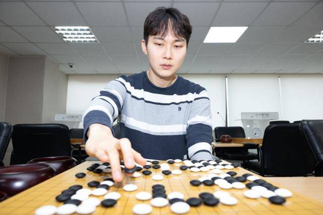 제47기 SG배 한국일보 명인전 우승자 박정환 9단이 지난해 12월 13일 서울 성동구 한국기원에서 우승 대국을 복기하고 있다. 이한호 기자