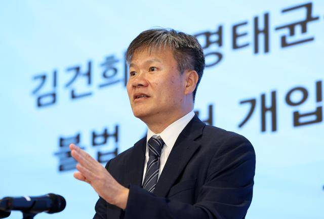 김건희 여사 의혹을 수사하는 민중기 특별검사팀의 문홍주 특검보가 7일 서울 종로구 KT광화문빌딩 웨스트에 마련된 브리핑실에서 정례 브리핑을 마친 뒤 취재진 질문에 답하고 있다. 뉴시스