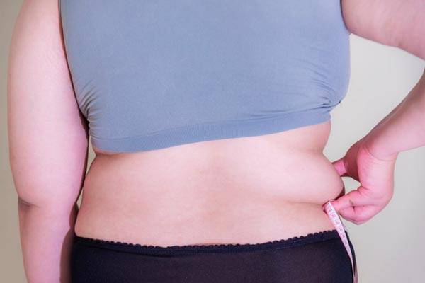 부기와 체지방을 구별하려면 부기가 나타난 부위를 눌러보거나, 몸무게가 늘어난 기간을 확인하는 등의 방법이 있다. /사진설명=게티이미지뱅크