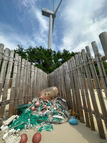 전남 신안군 자은도에 설치된 모래포집기에 폐어구 등 플라스틱 쓰레기가 쌓여 있다. 천권필 기자