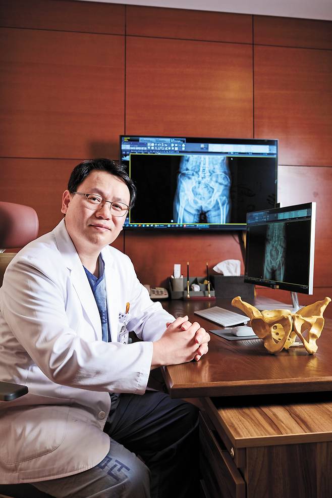 김상민 고대구로병원 정형외과 교수는 “경험이 쌓이고 다양한 중증 질환을 겪다 보니 이전보다 더 신중하게 환자의 증상에 귀를 기울이게 됐다”고 설명했다. 인성욱 객원기자