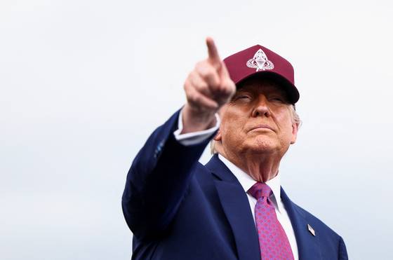 지난달 10일 미국 노스캐롤라이나주 포트 브래그에서 열린 한 행사에 참석한 도널드 트럼프 대통령이 손가락으로 어딘가를 가리키고 있다. 로이터=연합뉴스