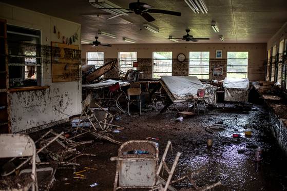 5일(현지시간) 미국 텍사스주 커 카운티의 치명적인 홍수로 인해 캠프 미스틱의 주거시설 안에 가구가 흩어져 있다. 로이터=연합뉴스