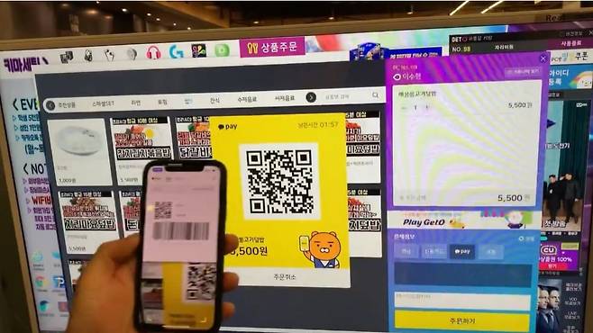 PC방에서 카카오페이 앱을 활용해 앉은 자리에서 음식을 주문하는 모습. 카카오페이 홈페이지 캡처.