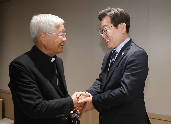 이재명 대통령이 7일 오후 서울 용산 대통령실에서 유흥식 추기경을 접견하고 있다. / 사진=대통령실사진기자단