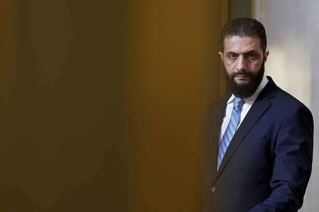 지난 5월7일 프랑스 파리에서 열린 회의에 아메드 알샤라 시리아 과도정부 대통령이 참석하고 있다. AP연합뉴스