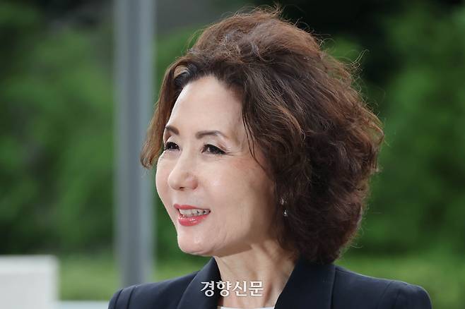 부총리 겸 교육부 장관 내정자로 지명된 이진숙 전 충남대 총장이 지난달 30일 서울 여의도에 마련된 인사청문회 사무실로 출근하며 취재진 질의에 답하고 있다. 성동훈 기자