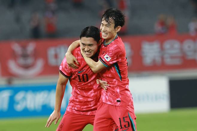 7일 경기도 용인미르스타디움에서 열린 2025년 동아시아축구연맹(EAFF) E-1 챔피언십(동아시안컵) 남자부 한국과 중국의 경기. 한국 이동경이 선취골을 넣고 김문환과 기뻐하고 있다. 연합뉴스