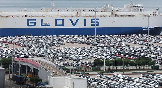 Korean-made vehicles bound for export are parked at a port in Pyeongtaek, Gyeonggi Province, June 30. (Yonhap)
