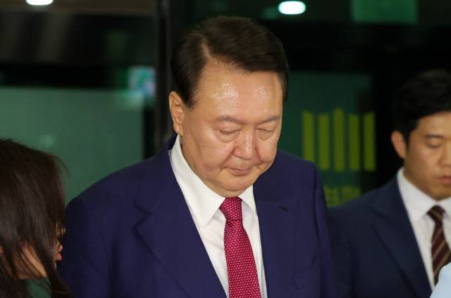 윤석열 전 대통령이 5일 서울 서초구 서울고검에 마련된 내란 특검 사무실에서 2차 소환조사를 마친 뒤 귀가하고 있다. 내란 특검은 하루 뒤인 6일 특수공무집행방해, 허위공문서작성 등 혐의로 윤 전 대통령에 대한 구속영장을 청구했다. 평양에 무인기 투입을 지시했다는 등의 외환유치 혐의는 적용하지 않았다. 뉴시스