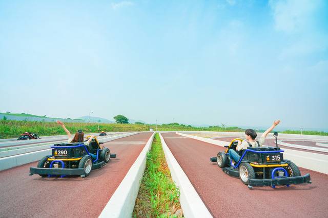 제주 애월읍 ‘9.81파크’의 무동력 트랙을 질주하는 GR(Gravity Racer) 차량 모습. 나란히 분리된 두 갈래 코스 위로 이용객들이 운전대를 살짝 놓은 채 속도를 만끽하고 있다. 모노리스 제공