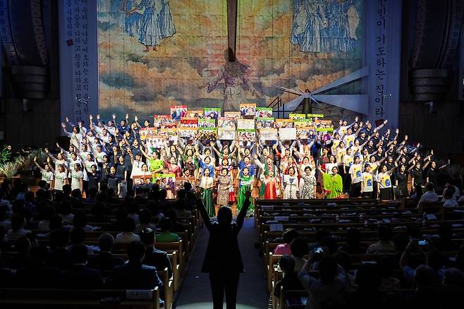 명성교회 선교사대회에 참석한 선교사들이 6일 서울 강동구 교회에서 각 나라 전통 의상을 입고 특별 찬양을 하고 있다. 명성교회 제공