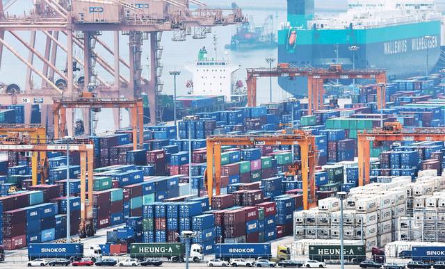 9일로 예고된 상호관세 유예 종료를 앞두고 도널드 트럼프 미국 대통령은 8일 새벽 1시부터 무역 상대국들에 국가별 상호관세율이 적힌 서한을 보내겠다고 밝혔다. 다만 유예 종료 직후가 아닌 다음 달 1일을 발효 시점으로 잡아 추가 협상의 여지는 남겼다. 사진은 7일 경기도 평택항에 쌓여 있는 컨테이너의 모습. 연합뉴스