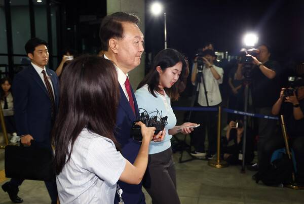 ▲윤석열 전 대통령이 지난 5일 내란 특검 2차 조사를 마치고 조은석 특별검사팀 사무실이 있는 서울 서초구 서울고검을 나서고 있다.ⓒ연합뉴스