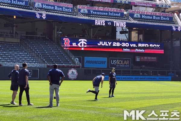 김하성이 트레이너가 지켜보는 가운데 훈련을 하고 있다. 사진(美 미니애폴리스)= 김재호 특파원