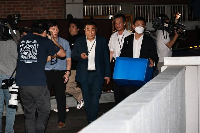 김건희 여사 관련 의혹을 수사 중인 민중기 특별검사팀이 삼부토건에 대한 압수수색에 착수한 3일 서울 종로구 소재 삼부토건 본사가 입주했던 건물에서 특검팀 관계자가 압수수색을 마친 뒤 물품이 담긴 상자를 들고 철수하고 있다. /사진=뉴시스