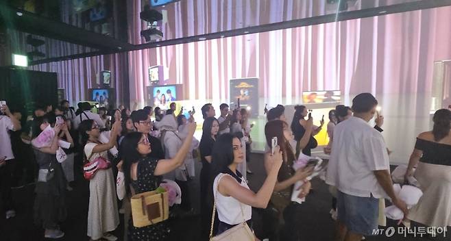 5일 서울 종로구 청와대 사랑채에서 열린 'K-드라마, 러브 챕터'행사에 참석한 각국의 인플루언서들이 3D 미디어아트를 관람하고 있다. / 사진 = 오진영 기자