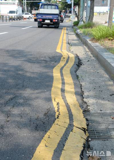 울산 전역에 폭염경보가 내려진 7일 울산 중구 한 주유소 앞 도로가 휘어진 모습./사진=뉴시스