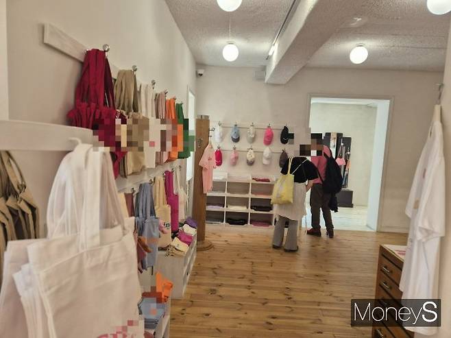 다양한 K패션 브랜드가 일본 오프라인 시장에 진출하고 있다. 사진은 지난 3일 서울 강남구 신사동 의류 매장을 구경 중인 고객들의 모습. /사진=김인영 기자