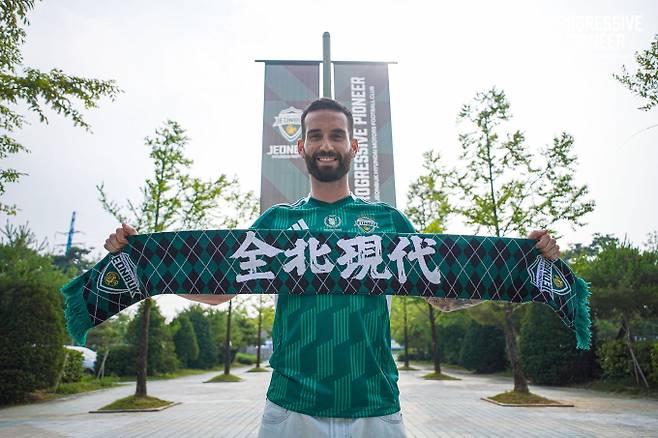 리그 선두를 노리는 전북 현대모터스가 중앙 미드필더 주앙 감보아를 영입했다. 사진은 7일 전북에 합류한 주앙 감보아의 모습. /사진=전북 현대모터스 제공