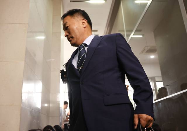 김계환 전 해병대사령관이 채상병 사건 수사방해 의혹과 관련 조사를 받기 위해 7일 서울 서초구 순직해병특검 사무실로 향하고 있다. 연합뉴스