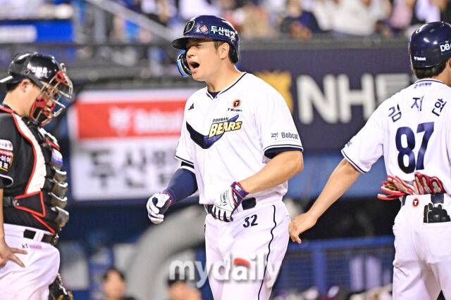 6일 서울 잠실야구장에서 열린 '2025 신한 SOL BANK KBO리그' KT 위즈와 두산 베어스 경기. 두산 김재환이 8회말 무사 1-2루에 역전 3점 홈런을 친 후 포효하고 있다./잠실=한혁승 기자