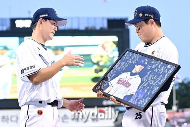 6일 서울 잠실야구장에서 열린 '2025 신한 SOL BANK KBO리그' KT 위즈와 두산 베어스 경기. 두산 김재호가 5회말이 끝나고 은퇴 기념 선물증정식에서 주장 양의지에게 선물을 받고 있다./잠실=한혁승 기자