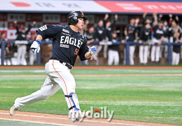 9일 오후 서울 고척동 고척스카이돔에서 진행된 '2025 프로야구 KBO리그' 키움히어로즈와 한화 이글스의 경기. 한화 문현빈이 9회초 2사에서 솔로홈런을 터뜨린 뒤 베이스를 돌고 있다./마이데일리