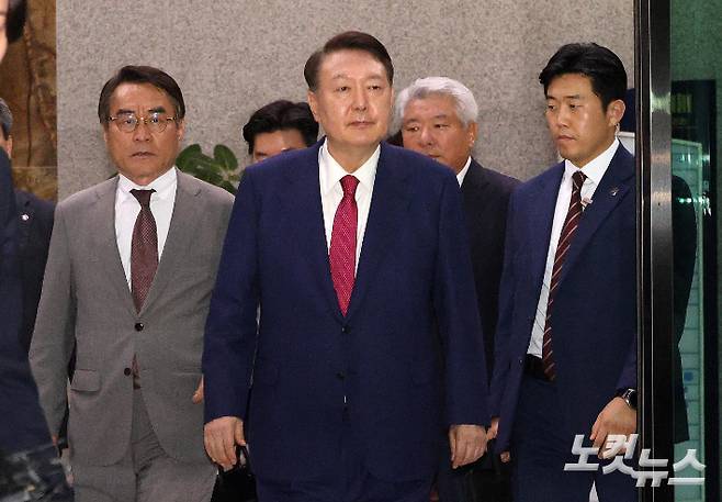윤석열 전 대통령이 5일 서울 서초구 서울고검 청사에 마련된 내란특검에서 2차 소환 조사를 마친 뒤 귀가하고 있다. 박종민 기자