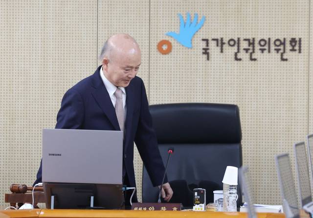 ▲안창호 국가인권위원회 위원장이 지난 6월 23일 서울 중구 인권위에서 열린 제13차 전원위원회에 참석하고 있다. ⓒ연합뉴스