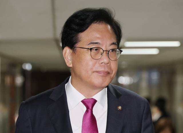 ▲국민의힘 송언석 비상대책위원장 겸 원내대표가 7일 서울 여의도 국회에서 상임위 간사단 등이 참석한 가운데 열린 비공개 회의를 마친 뒤 이동하고 있다. ⓒ연합뉴스