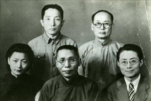 백범 김구 선생(앞줄 가운데)과 엄항섭 선생(뒷줄 왼쪽)이 함께 찍은 사진. 경기도박물관 제공