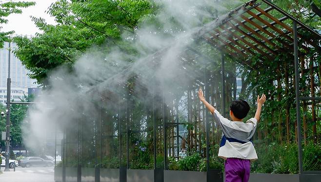 절기 상 소서(小暑)로 본격적인 더위가 시작된 7일 서울 중구 서울시청 앞에서 쿨링포그가 가동되고 있다.