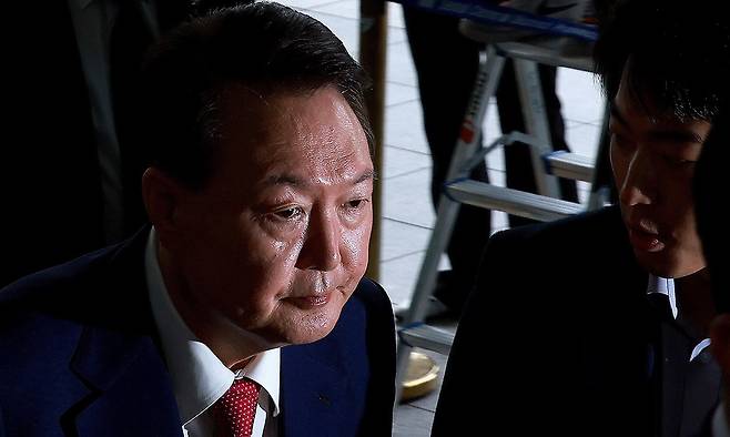 윤석열 전 대통령이 5일 내란 특검의 2차 조사를 받기 위해 조은석 특별검사팀 사무실이 있는 서울 서초구 서울고검에 출석하고 있다. 연합뉴스