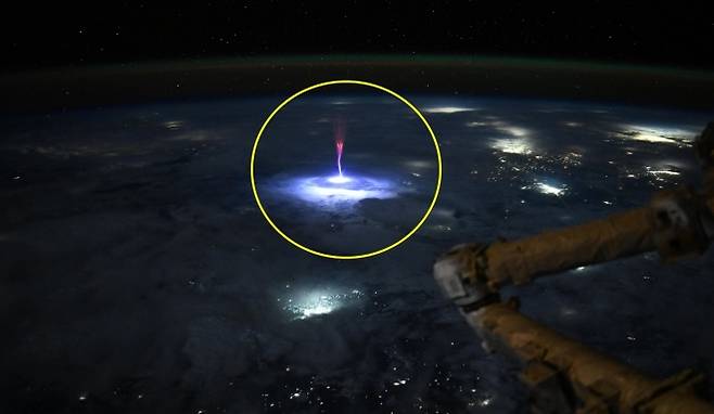 NASA 니콜 아이어스가 지난 4일 국제우주정거장서 포착한 스프라이트. NASA 제공