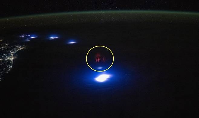 NASA 우주비행사 매튜 도미니크가 포착한 스프라이트(원안)