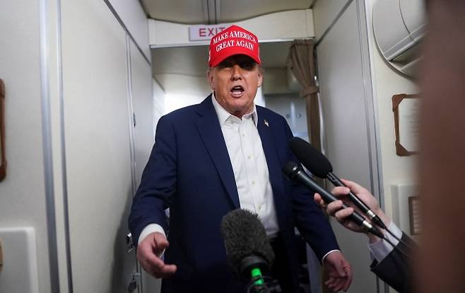도널드 트럼프 미국 대통령이 지난 4일 뉴저지로 향하는 에어포스원에서 기자들의 질문에 답하고 있다. 로이터 연합뉴스