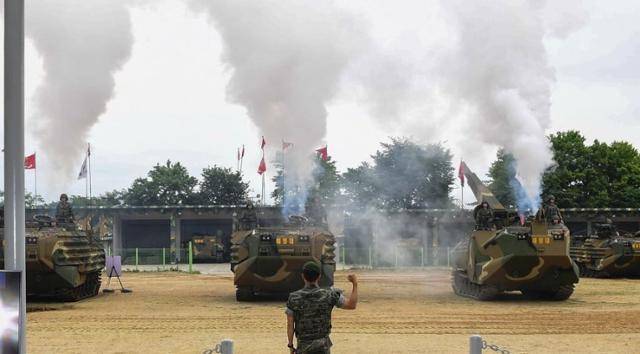 지난 2일 김포 해병대 2사단 상륙장갑차대대에서 한국형 상륙돌격장갑차(KAAV)가 연막을 형성하는 시범을 보이고 있다. 사진 제공=해병대사령부