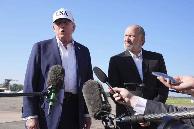 도널드 트럼프(왼쪽) 미국 대통령이 하워드 러트닉 상무장관과 함께 6일(현지 시간) 뉴저지 모리스타운공항에서 기자들의 질문에 답하고 있다. AP연합뉴스