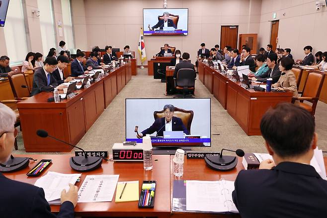 지난 3일 서울 여의도 국회에서 열린 법제사법위원회 전체회의에서 상법 일부개정법률안이 통과되고 있다. ⓒ연합뉴스