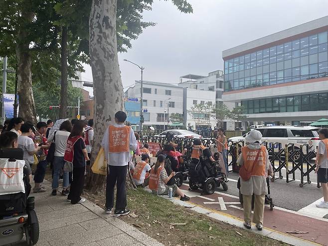 7일 오후 서울 종로구 국정기획위원회 앞에서 전국장애인차별철폐연대(전장연) 회원들이 시위를 하고 있다. ⓒ시사저널 이강산