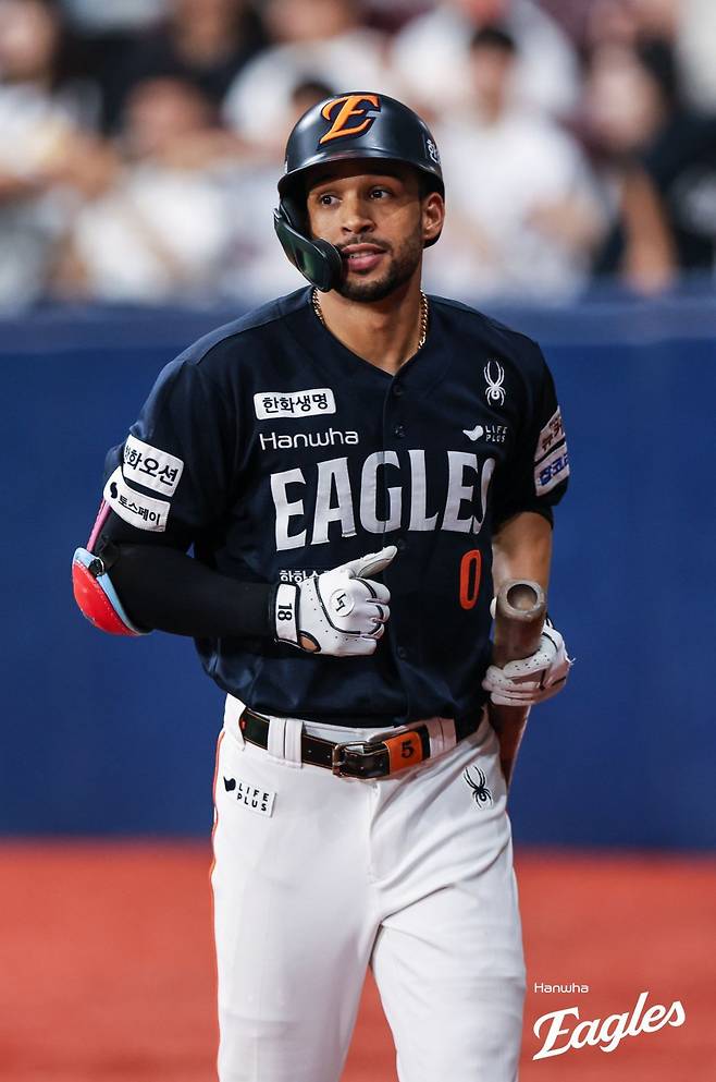 한화 루이스 리베라토가 6일 고척돔에서 열린 키움전에서 타격을 마친 뒤 덕아웃으로 들어가는 모습. 에스테반 플로리얼의 대체 선수로 영입된 리베라토는 득점권 타율 0.667을 기록하며 한화 타선에 활력을 불어넣고 있다. 사진제공|한화 이글스