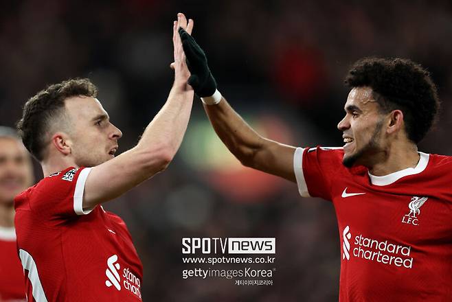 ▲ 포르투갈 국가대표이자, 리버풀 소속 공격수인 디오고 조타가 교통사고로 사망했다. 조타는 동생 안드레와 함께 운전하던 차량이 도로를 벗어났고, 이후 화재가 발생해 운명을 달리했다. 목격자에 따르면 조타가 탄 차량이 불길에 휩싸였다.