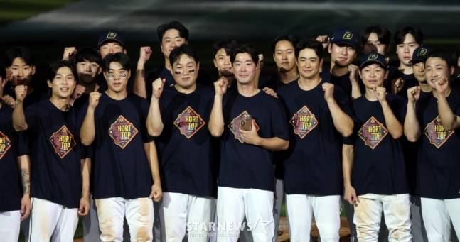 두산 베어스 선수들이 6일 서울 잠실구장에서 열린 김재호 은퇴식에서 단체 촬영에 임하고 있다. /사진=강영조 선임기자