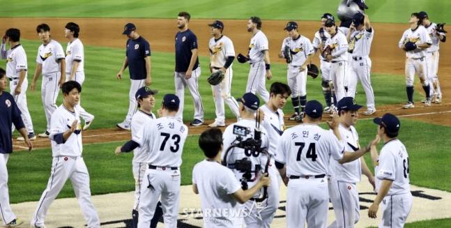 6일 승리 후 기뻐하는 두산 선수단과 코칭스태프. /사진=강영조 선임기자