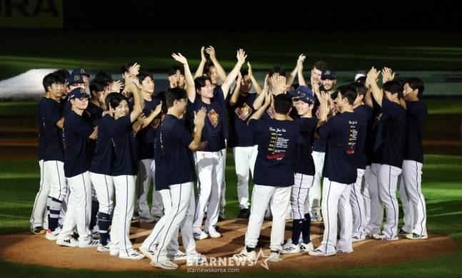 두산 베어스 선수들이 6일 서울 잠실구장에서 열린 김재호 은퇴식에서 축하의 뜻을 전하고 있다. /사진=강영조 선임기자