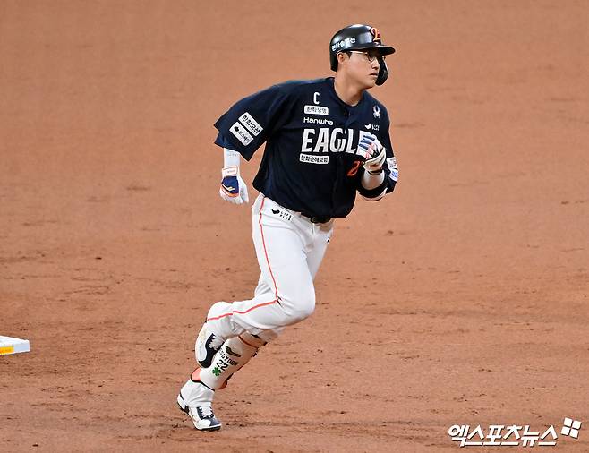 한화 이글스 캡틴 채은성이 6일 서울 고척스카이돔에서 열린 2025 신한 SOL Bank KBO리그 키움 히어로즈와의 팀 간 10차전에 5번타자 겸 1루수로 선발출전, 2회초 결승 선제 2점 홈런을 기록했다. 사진 김한준 기자