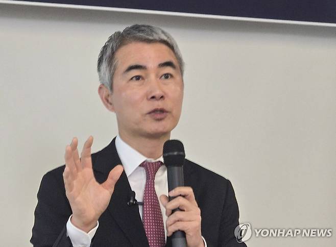 주총 후 간담회하는 장현국 넥써쓰 대표 (성남=연합뉴스) 김주환 기자 = 장현국 넥써쓰 대표가 28일 경기 성남시 판교역 테크1타워에서 열린 정기 주주총회 직후 진행된 주주 간담회에서 발언하고 있다. 2025.3.28 jujuk@yna.co.kr