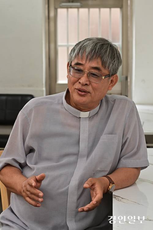 최근 30여년 동안의 봉사활동을 담아낸 ‘깊은 강은 소리 없이’를 펴낸 한용걸(63) 성공회 신부는 “앞으로도 거리를 찾아다니면서 어려운 사람을 돕는 삶을 이어가겠다”고 말했다. 2025.7.4 /조재현기자 jhc@kyeongin.com